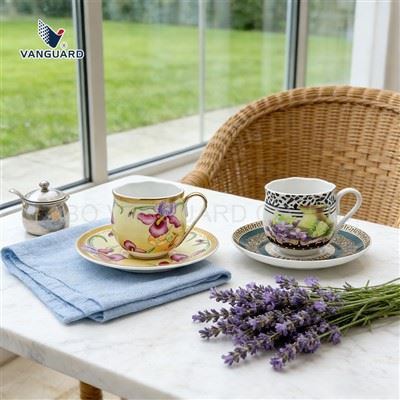 Hvid espressokop og underkop
